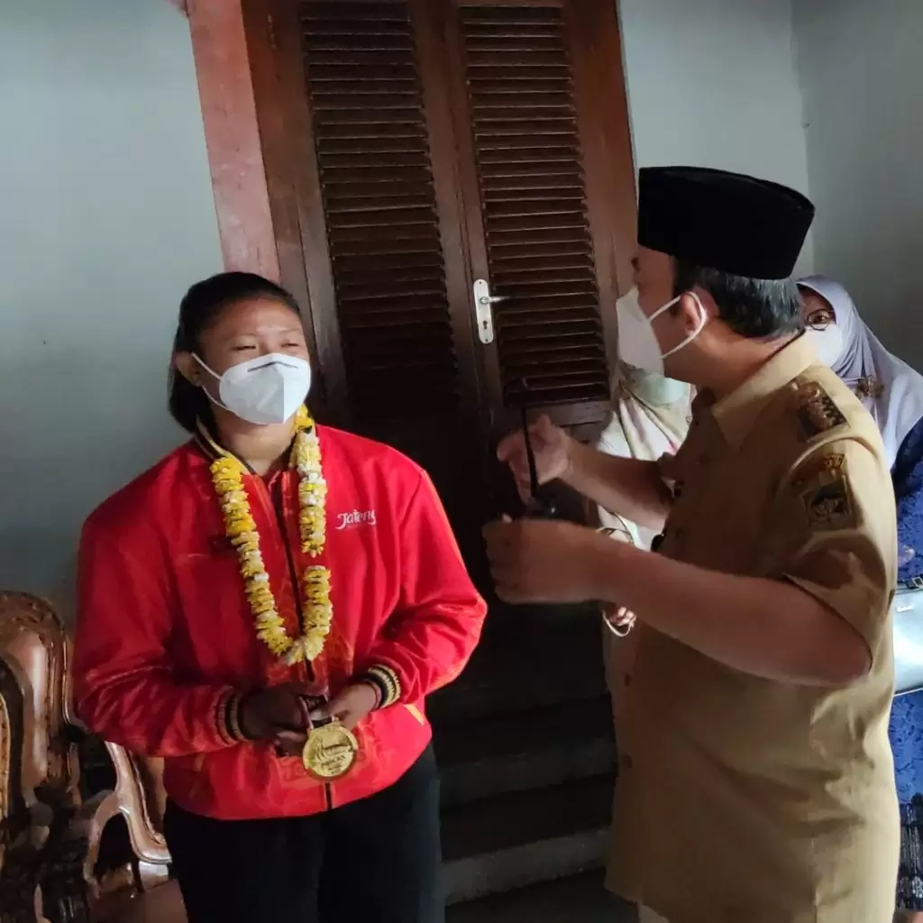 Atinna peraih medali emas PON Papua dari Pangebatan Banyumas dan Bupati Banyumas